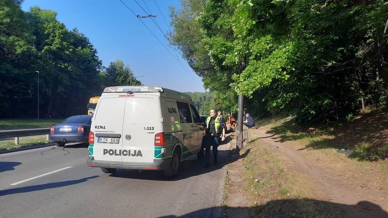Dėmesio: Tunelio gatvėje – sužeistas žmogus, nusidriekė milžiniškos automobilių spūstys