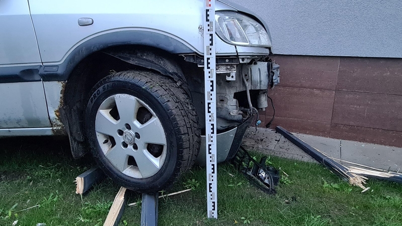 Pakruojyje neblaivi vairuotoja trenkėsi į du automobilius, namo sieną ir suoliuką