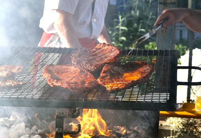 Vegetaras: nuo mėsos moterims ima želti ūsai, o vyrai tampa gėjais