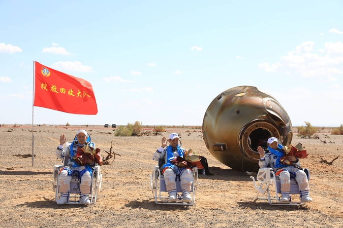 Kinijos astronautai po ilgiausios šalies istorijoje misijos sugrįžo į Žemę