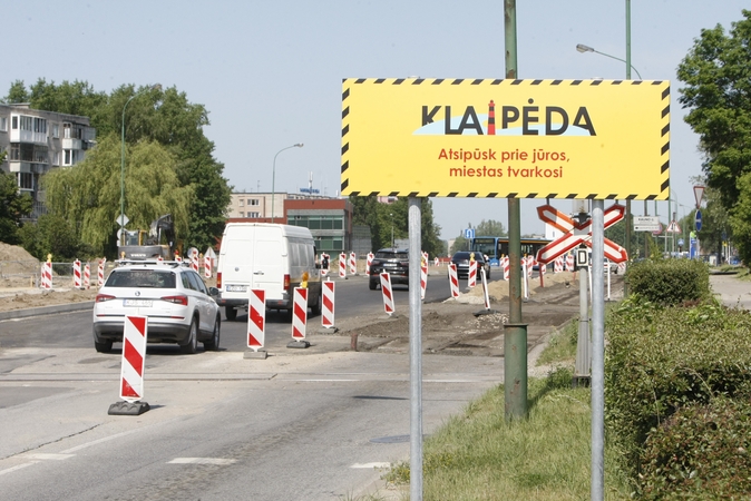 Užtrunka: dėl vykdomų kelio remonto darbų dieną gatvėse susidaro nemažos spūstys, tad rangovai vis dažniau dirba naktimis.