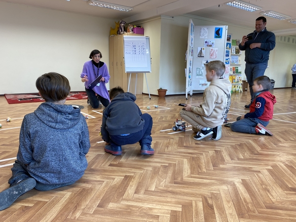 Varžybos: subjurus orui, planuotos šeimų pramogos perkeltos iš kiemo po bibliotekos stogu, kur buvo ne mažiau smagu rungtyniauti, kieno robotukas greitesnis.
