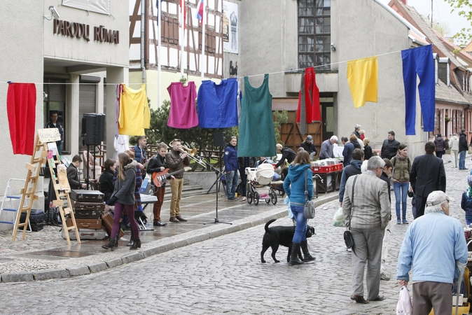 Įvyko: tradiciją mainytis daiktais daugelis matė ir amerikietiškuose filmuose.