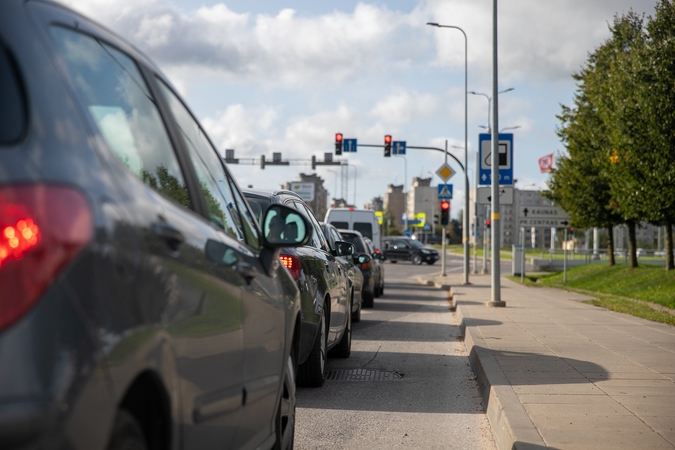 Vairuotojų nervus tampo sankryža netoli „Megos“