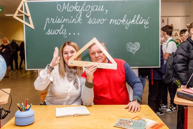 Mokytojų dieną – šypsenos, gėlės, saldūs linkėjimai ir siurprizai pedagogams