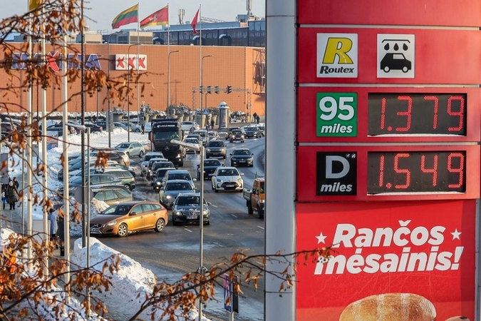 Prie degalinių – didžiulės automobilių eilės: vairuotojus sugundė galimybė sutaupyti