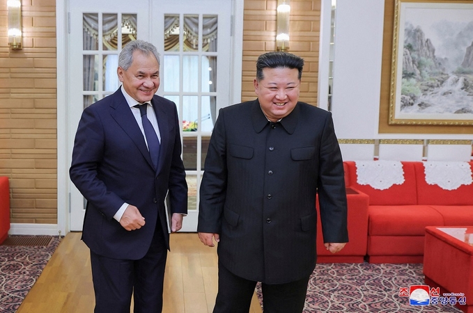 Sergejus Šoigu (kairėje) ir Kim Jong Unas