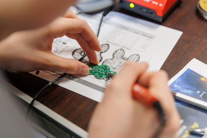 Elektronikos inžinieriai ragina specialybę rinktis merginas: nepasiduokite stereotipams
