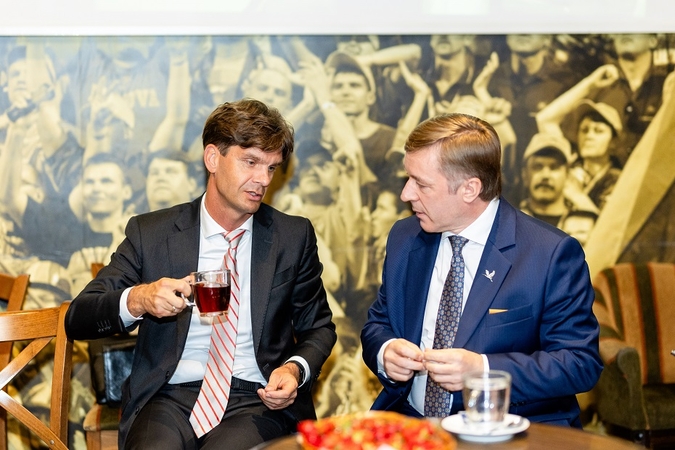Ignas Vėgėlė (kairėje) ir Ramūnas Karbauskis