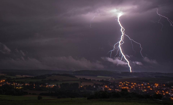 Meteorologai įspėja dėl perkūnijos, stipraus vėjo ir karščių