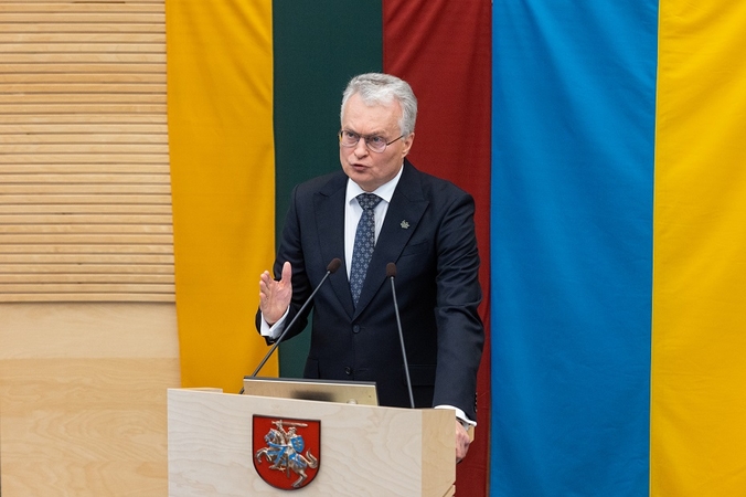 Išskirtinumas: pernai G. Nausėdos metinis pranešimas daugiau įsiminė dėl ilgumo, vaizdingų frazių, o ne dėl įžvalgų. Jis apėmė labai daug temų, tad akcentai tapo migloti ir neaiškūs, o pati kalba eklektiška.