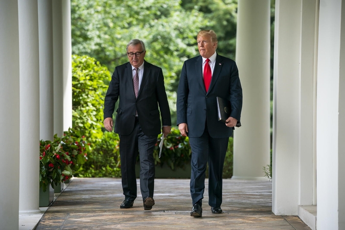 Jeanas-Claude Junckeris (kairėje) ir Donaldas Trumpas