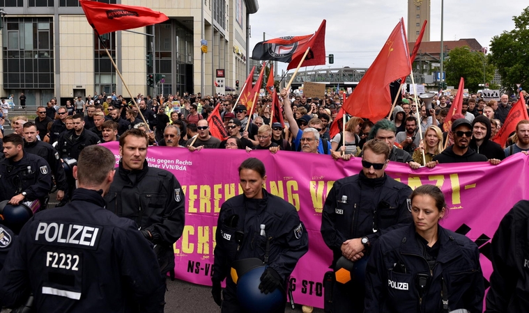 Berlyne tūkstančiai žmonių protestuoja prieš neonacių eitynes, jas atšaukė
