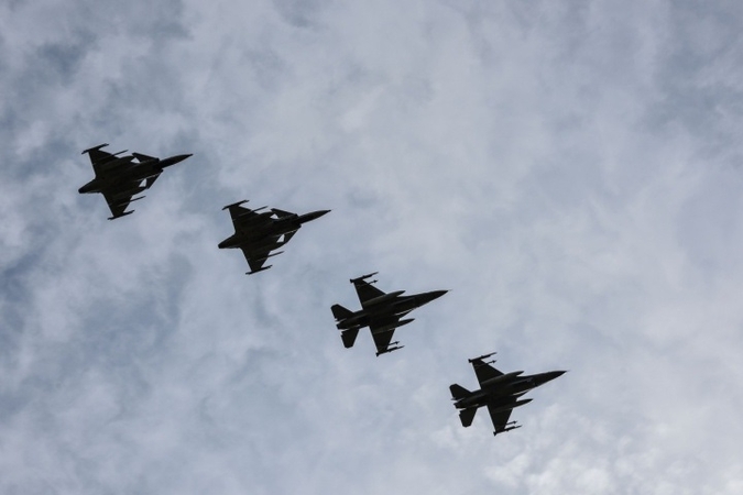 NATO naikintuvai keturis kartus kilo lydėti Rusijos orlaivių