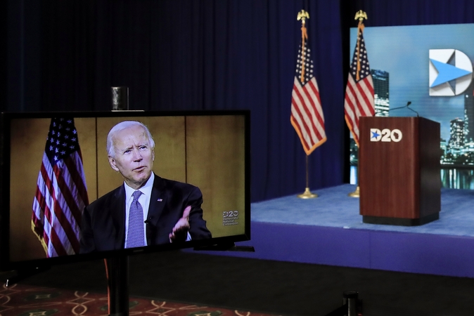 J. Bidenas oficialiai sutiko tapti Demokratų partijos kandidatu į prezidentus