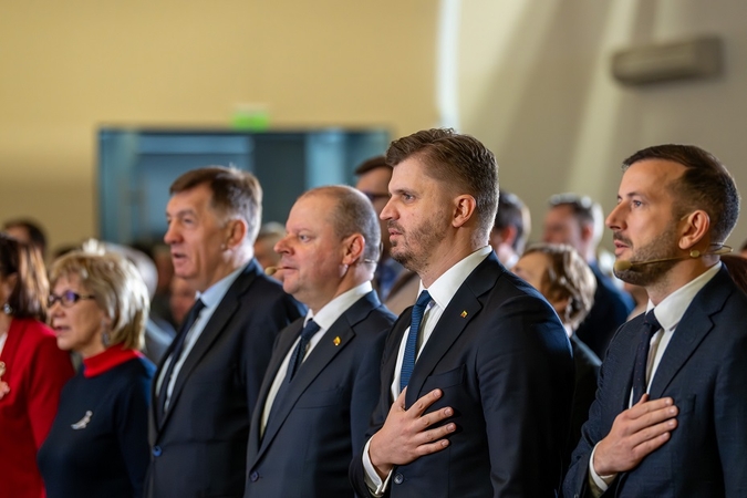 Didesnė dalis demokratų nepritaria visuotiniam šaukimui ir gynybos mokesčiui