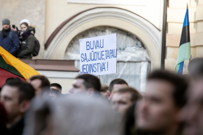 Pyksta dėl pareigūnų elgesio per Vasario 16-osios renginius: kas atsiprašys dėl paminto orumo?