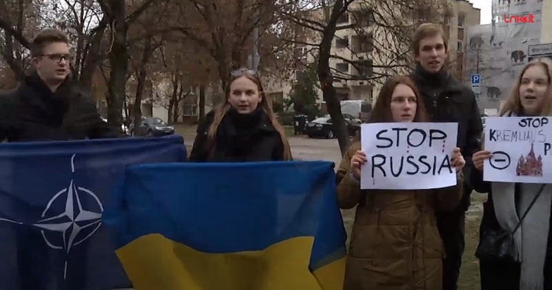 Prie Rusijos ambasados Vilniuje – protestai dėl Ukrainos laivų užgrobimo