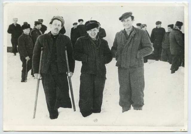 Išliko: Alfonsas Kunigonis sukilimo metu neteko kojos (stovi su ramentais). 1955 m., Kengyras.