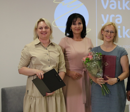 Gargždų socialinių paslaugų centro Globos padalinio vadovė Indrė Beržanskienė, vicemerė Ligita Liutikienė, globėja Carina Susanna Karosas. 