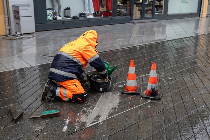 Laisvės alėjoje pagal kitą technologiją tvarkomi šuliniai: dabar granitas neskilinės?