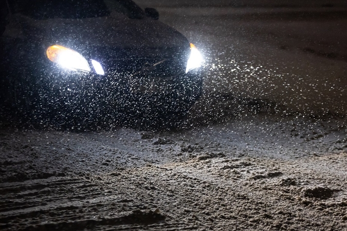 Visoje Lietuvoje – sudėtingos eismo sąlygos: tęsiasi snygis, kai kur matomumas siekia iki 50 metrų