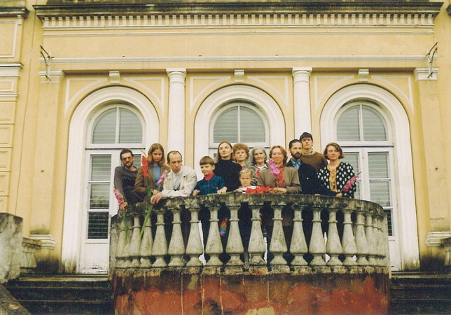 Viena M.K.Čiurlionio draugijos veiklos krypčių – edukacija. 1998 m. Plungėje surengto plenero dalyviai