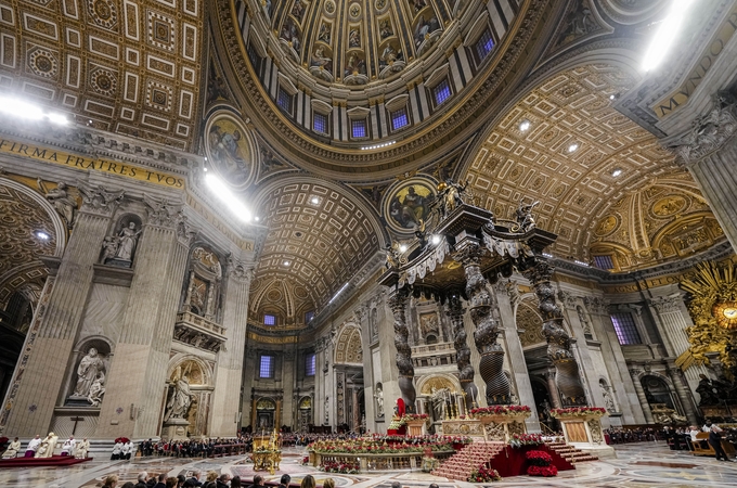 Vatikane susirinkę tikintieji išreiškė liūdesį ir susižavėjimą Benediktu XVI