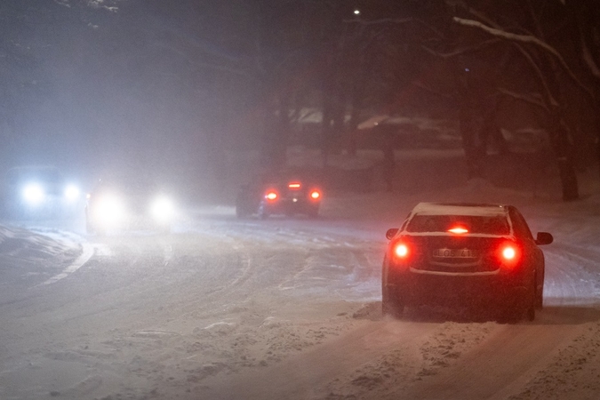 Naktį eismo sąlygas sunkins snygis, pustymas, plikledis ir lijundra