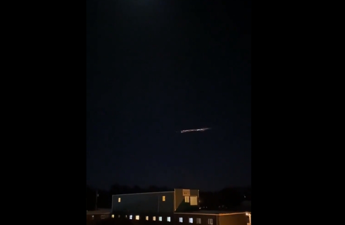 Krentančios „SpaceX“ raketos nuolaužos sukūrė įspūdingą šviesų šou