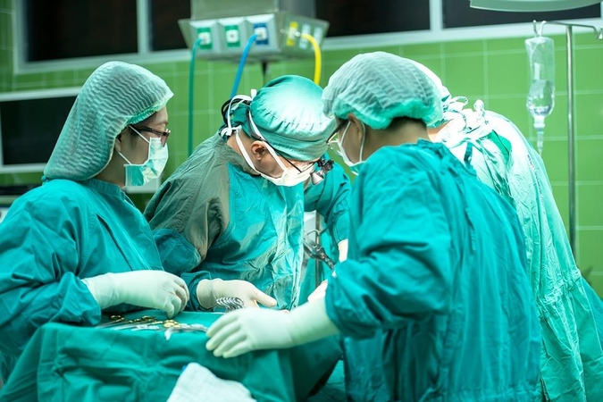 Pirmą kartą medikai ŽIV infekuotam asmeniui persodino infekuoto donoro inkstą