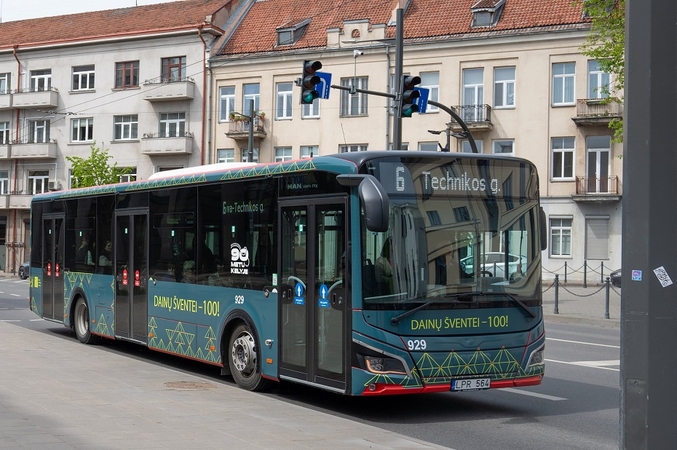 Kauno gatvėse – Dainų šventės spalvomis ir šiaudiniais sodais papuoštas autobusas