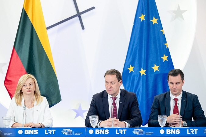 Waldemaras Tomaszewskis (viduryje)