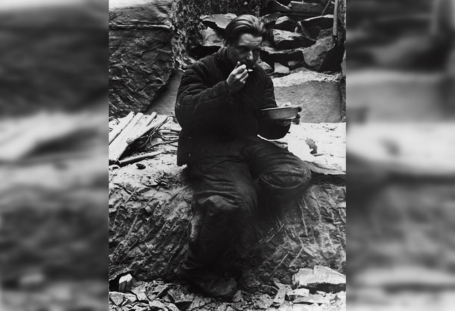 Išnaudojimas: R. Vaicekauskas kasa anglis šachtoje Jakutske. 1954 m. 