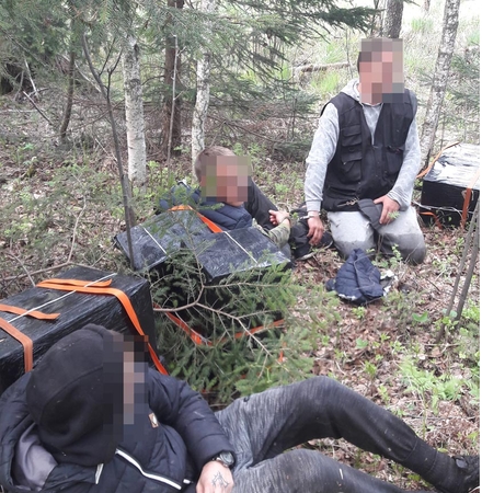 Pasieniečiams įkliuvo cigarečių kontrabandininkų trijulė