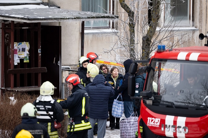 Po gaisro į Viršuliškių daugiabutį pradedami įleisti gyventojai: kai kurie į namus patekti negalės