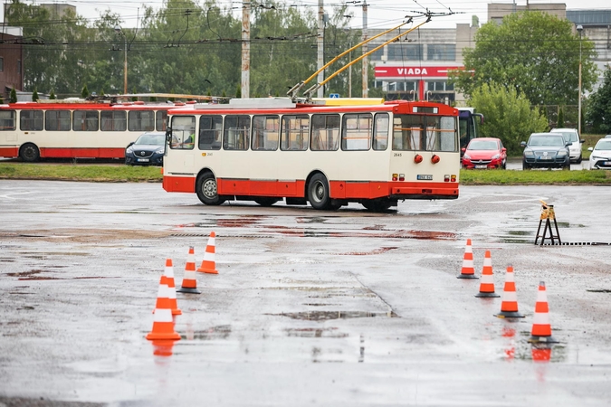 Sostinės viešojo transporto vairuotojai varžėsi meistriškumo varžybose