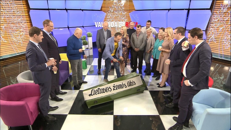 Į televiziją – su karstu 