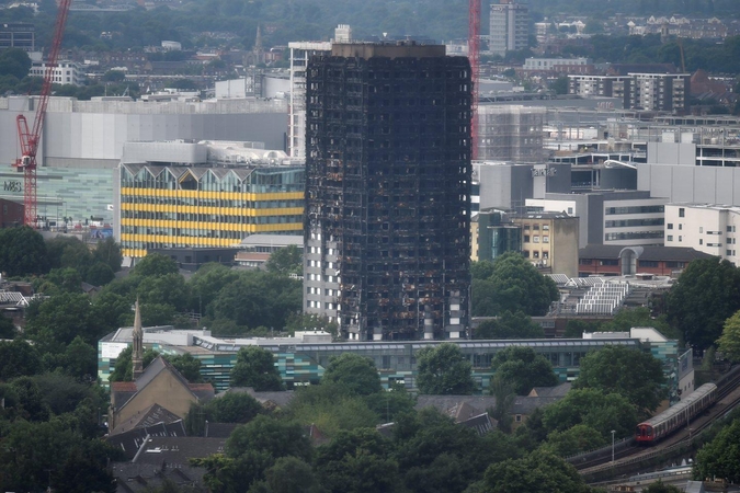 Minint gaisro Londono daugiabutyje metines, šalyje tvyro pyktis ir sielvartas