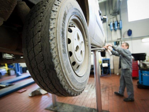 Nelaimė Skuode: atliekant techninę apžiūrą žuvo automobilio prispaustas specialistas