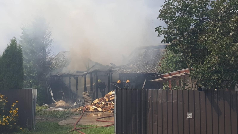 Didžiulės liepsnos Panevėžio rajone: sudegė keturi pastatai