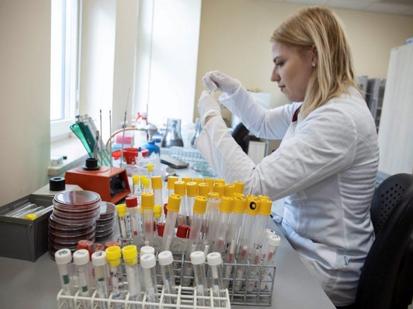 Ekspertas: reagentų tirpalus koronavirusui diagnozuoti galima pagaminti ir šalyje