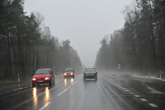 Lietuvos keliuose yra slidžių ruožų, naktį prognozuojamas plikledis ir lijundra