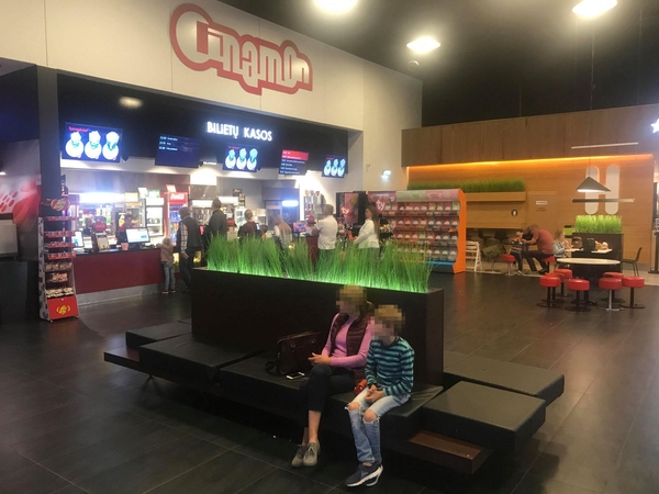 Lankytojai nustėro: kino teatre „Cinamon“ alkoholis liejasi laisvai