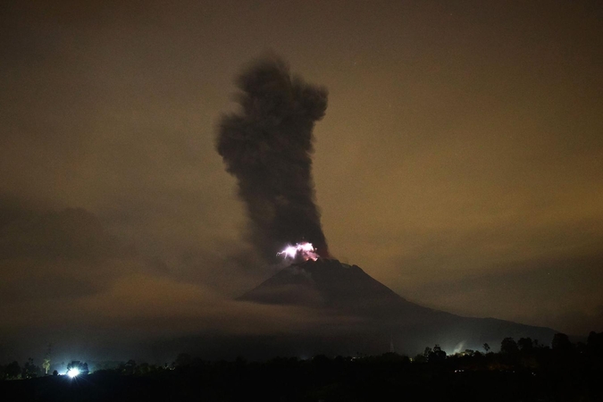 Vėl išsiveržė aktyviausias Indonezijos ugnikalnis
