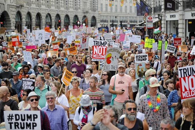Londone prieš D. Trumpo vizitą protestuoja dešimtys tūkstančių žmonių