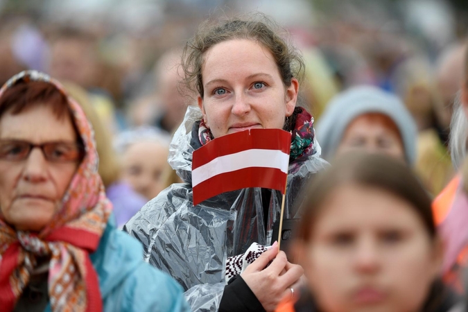 Du trečdaliai latvių įsitikinę: sąžiningais būdais praturtėti neįmanoma