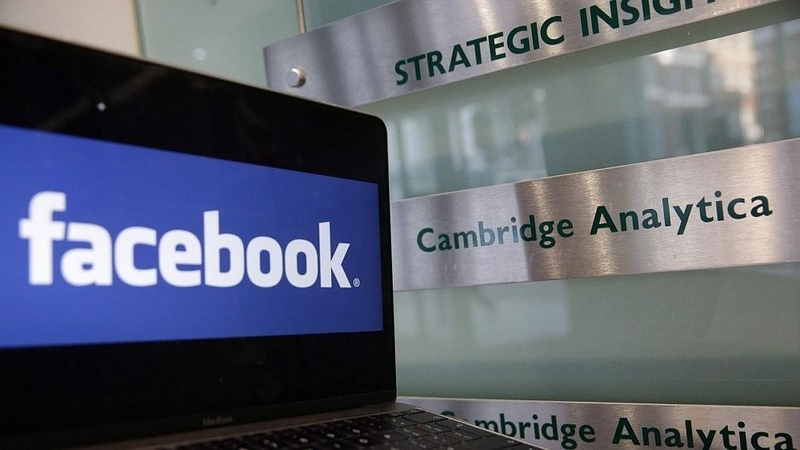 Užsidaro skandalingoji „Cambridge Analytica“