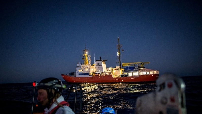 Naujasis Italijos ministras neleido prisišvartuoti laivui su daugiau nei 600 migrantų