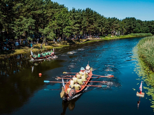 Pajūryje – „vikingų“ laivų lenktynės